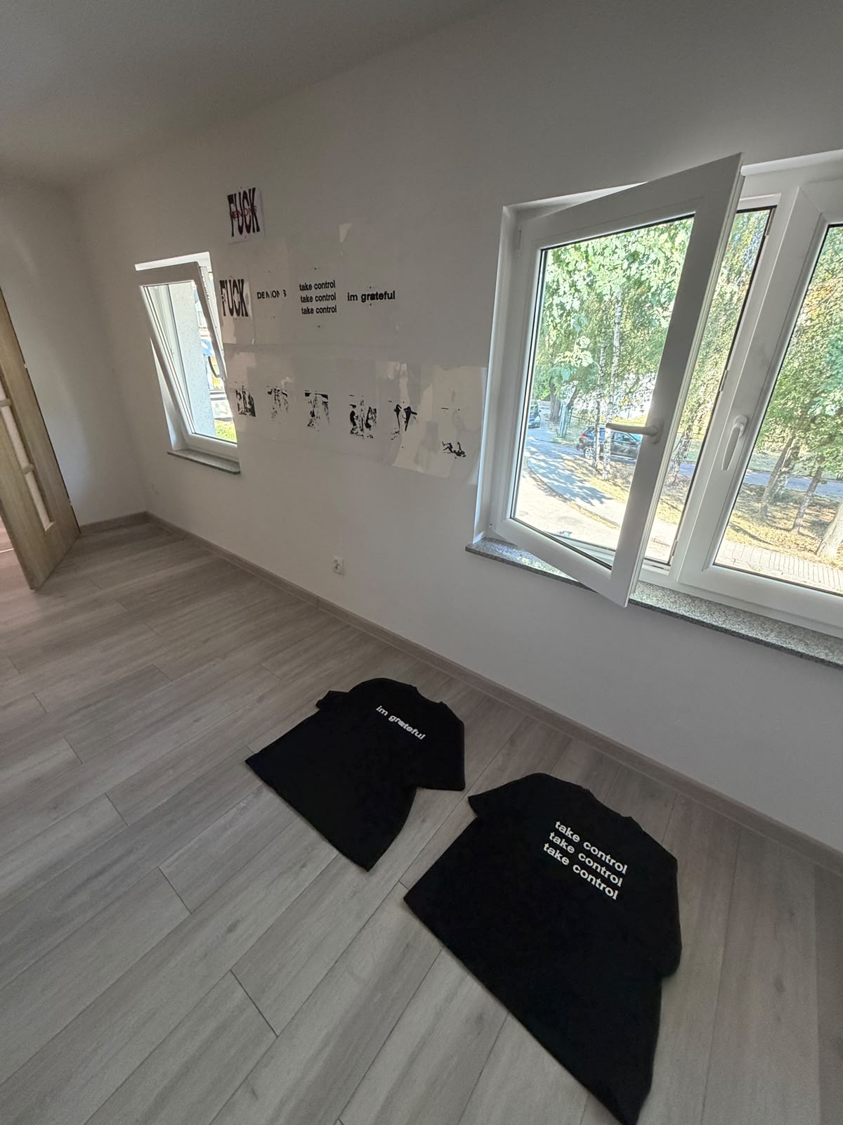Proces projektowania MANIFEST - szkice i gotowe koszulki