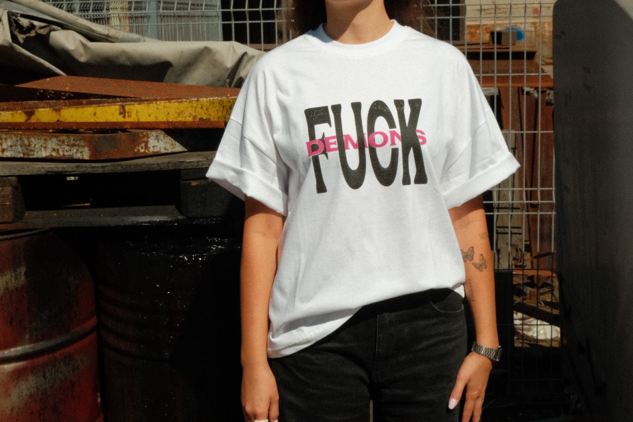 MANIFEST Fuck Demons - biala koszulka na modelu