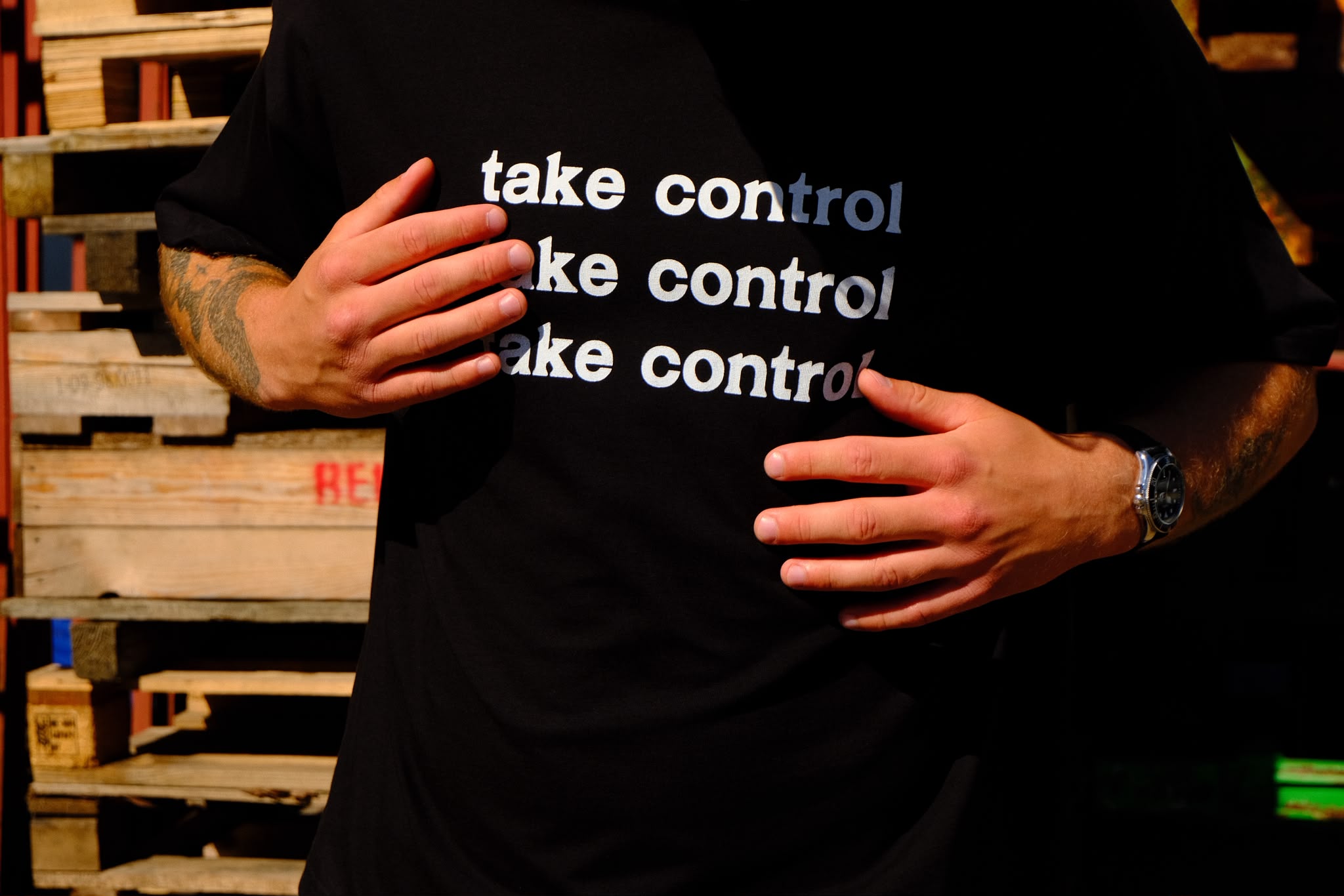MANIFEST Take Control - koszulka na modelu